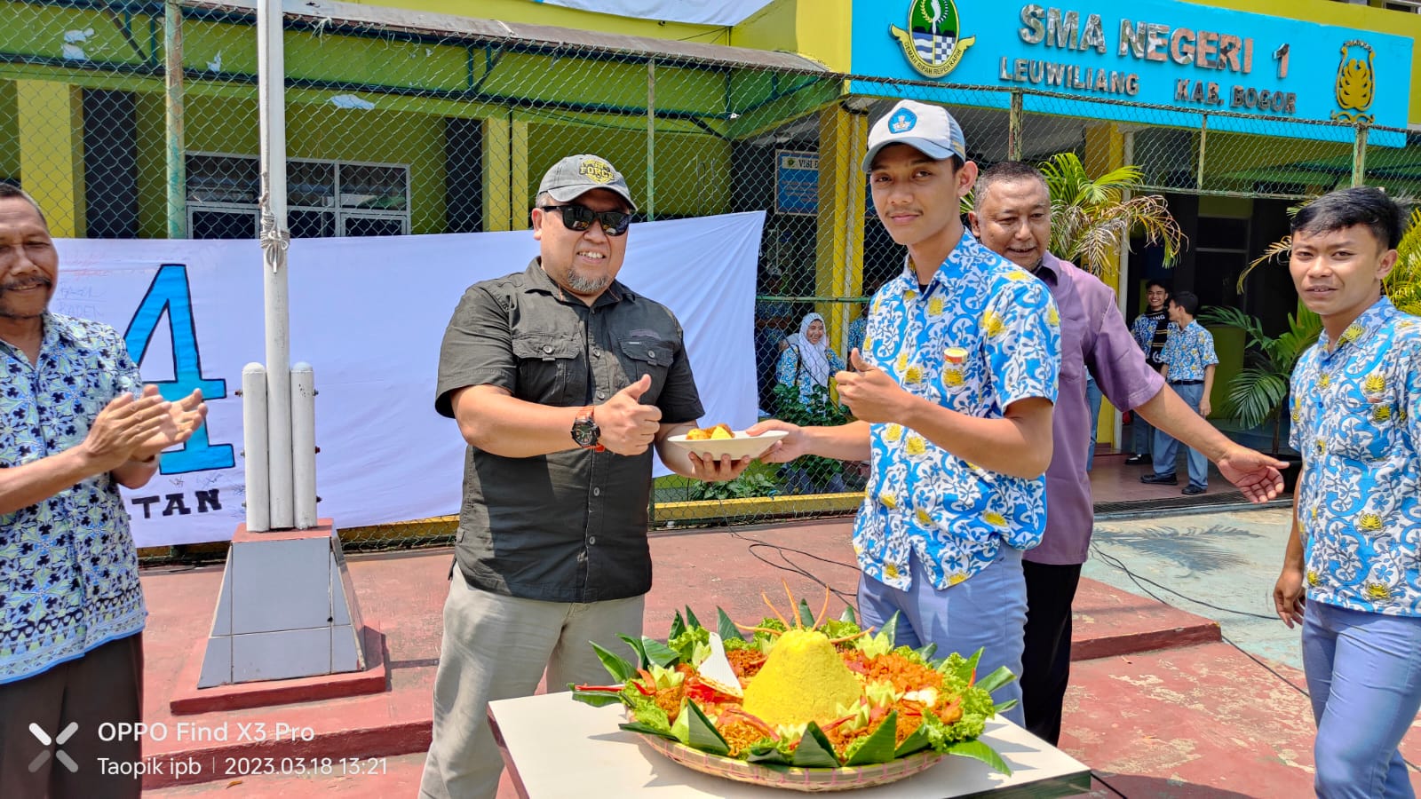Kepala Sekolah saat menyerahkan nasi tumpeng kepada perwakilan Kelas XII